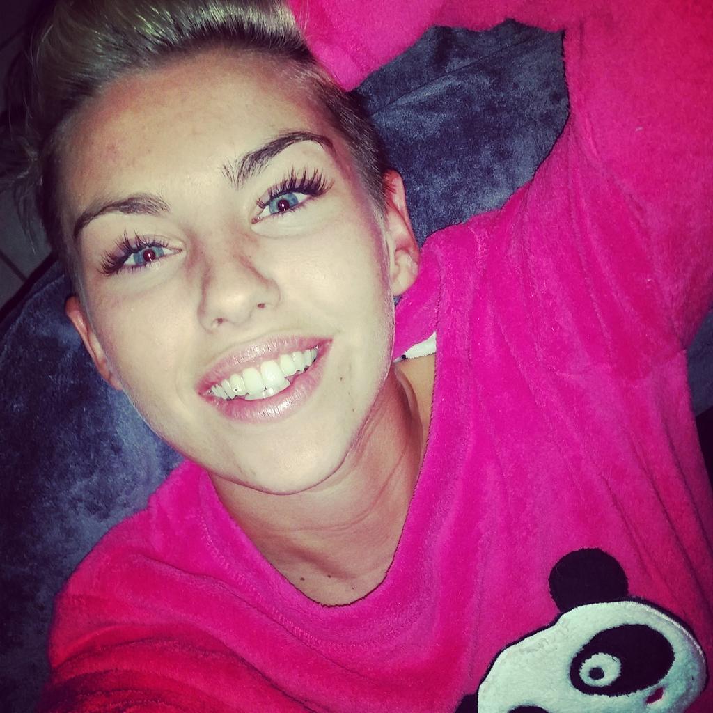 cyrus_just's tweet photo. On rajoute mon New compte les amours : Justine_FTNRJ12 http://t.co/j85WXhI3DK