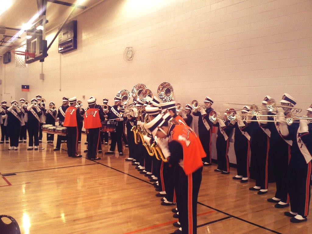 IlliniPFPO's tweet photo. The @MarchingIllini getting folks excited for the game at the #DadsWeekend2014 Pre-Game BBQ. #ILLINOIS http://t.co/aJlijrZf1b