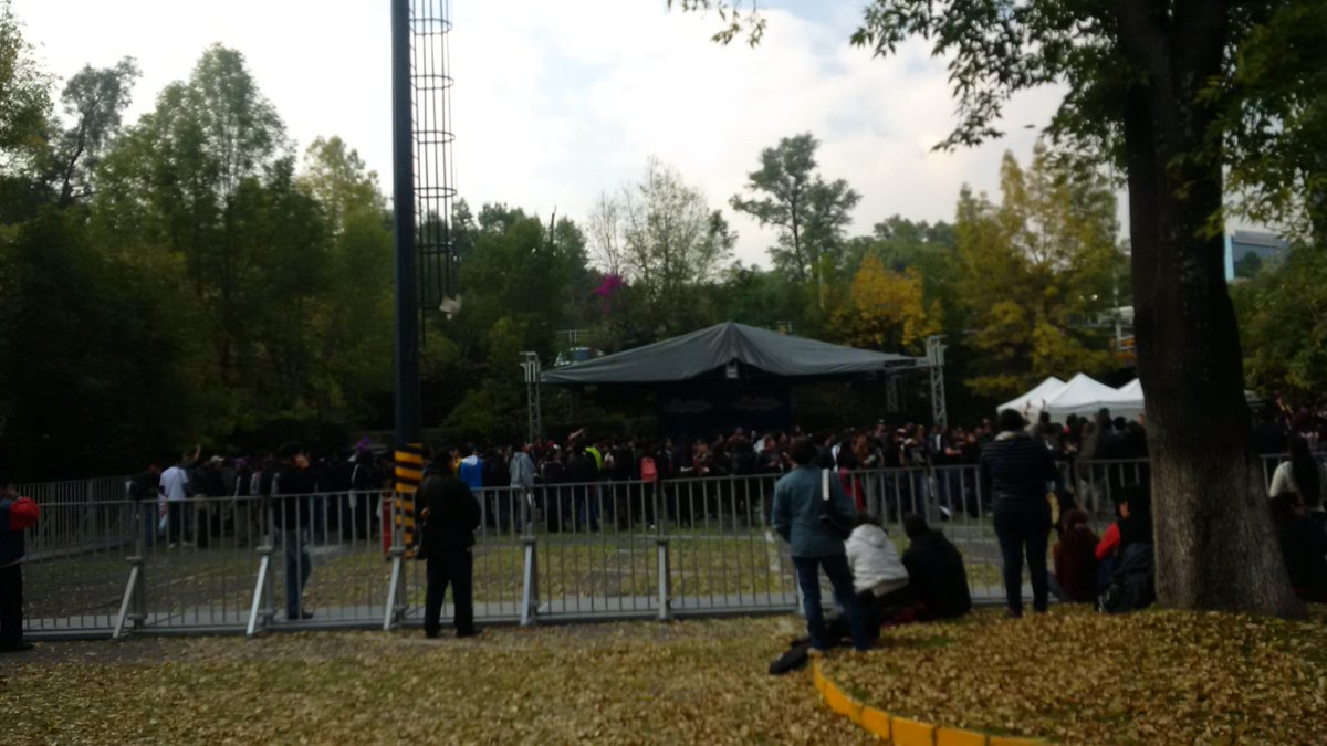alegalayt's tweet photo. Ya listo para la firma de @MagoOficial2014 en Cuicuilco. http://t.co/g5hTaAVEw8