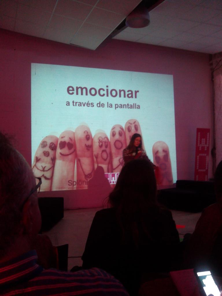 Empieza la mesa redonda 'emocionar a través de la pantalla' #wowvalencia14