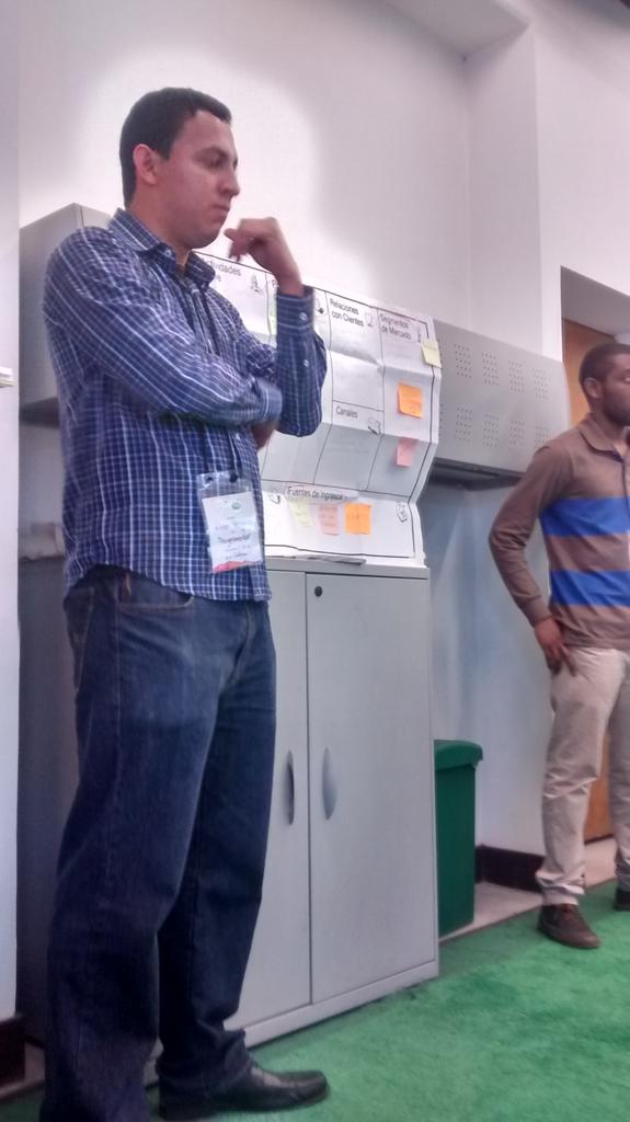 EducontinuaUN's tweet photo. #avaluemos recibe retroalimentación sobre su proyecto. Como hacerlo más innovador #SWmed @julian_kubo @Jegaleanot http://t.co/9oZpwAIFuq