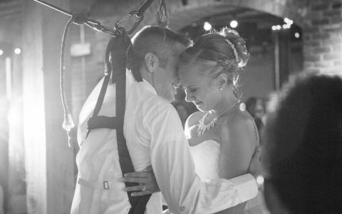 antena3com's tweet photo. Un veterano de guerra se levanta de su silla de ruedas para bailar con su mujer en su boda http://t.co/tpGpN0cerj http://t.co/432bAQd13N