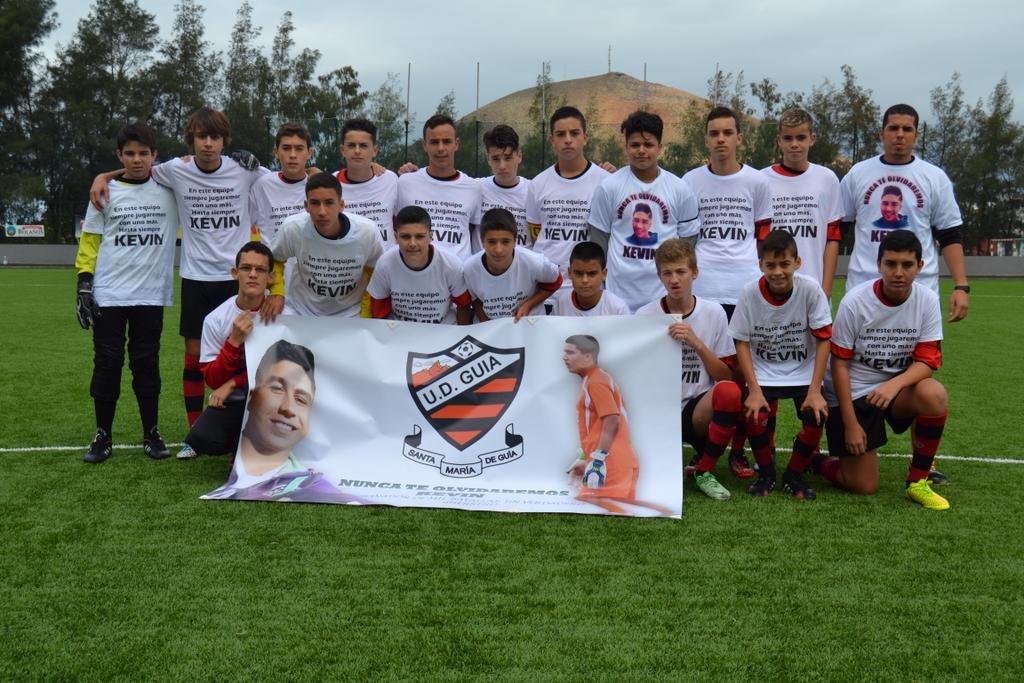 mdelasanta's tweet photo. El Cadete B de @udguia también recordó a Kevin Pérez Mateos #DEP http://t.co/bj46D0Cy4Q