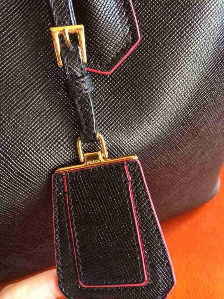 Luna__Viola's tweet photo. Prada killer bag💁black and be cool http://t.co/WGvatPesIz