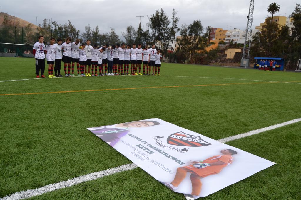 mdelasanta's tweet photo. El Cadete B de @udguia también recordó a Kevin Pérez Mateos #DEP http://t.co/bj46D0Cy4Q