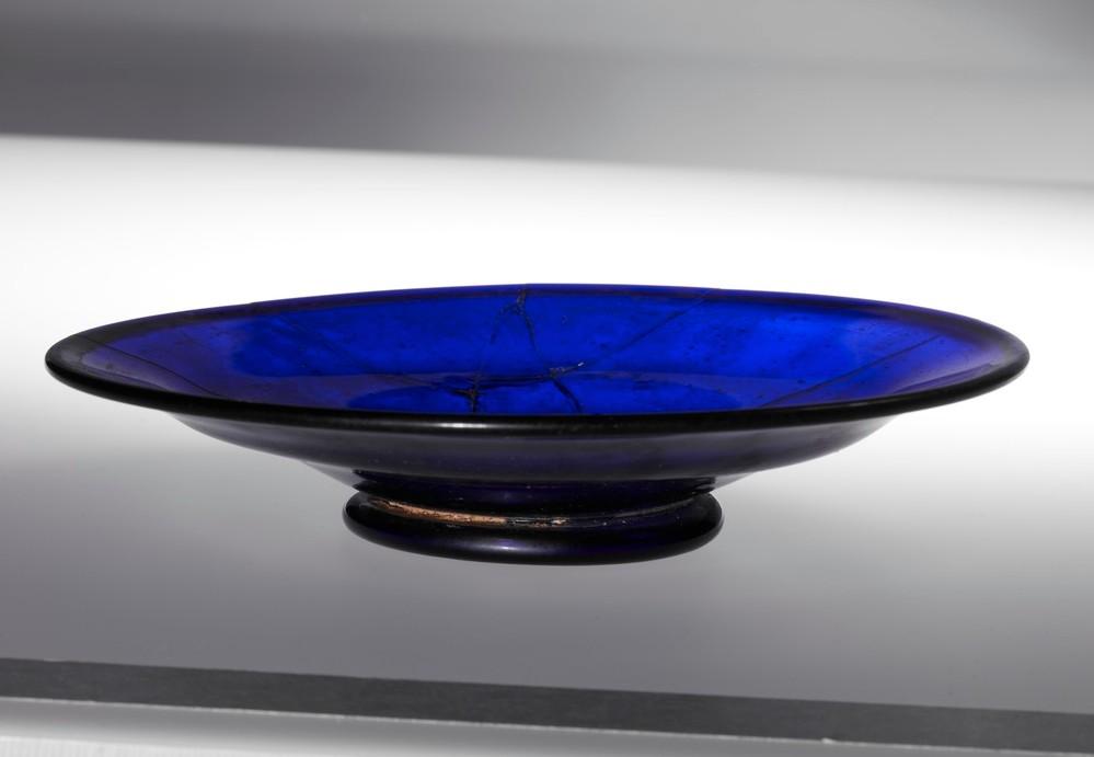 Glass dish found in 5th c Japanese tomb made in the #Roman Empire 
archaeology.org/news/2705-1411…