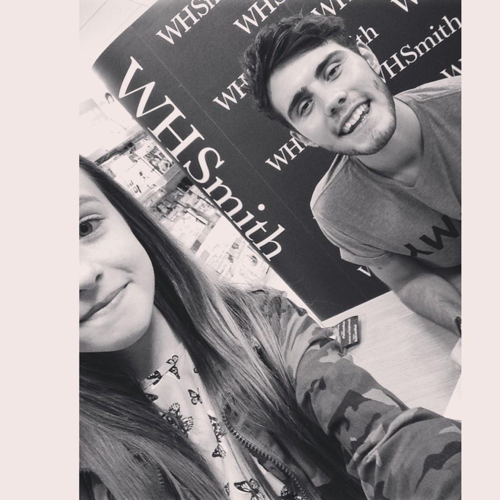 youtube_loversx's tweet photo. @PointlessBlog I STILL CANT BELIEVE I MET YOU LAST NIGHT!ππ#pointlessbook #pointlessbooktour http://t.co/Yn9qhoxwWC