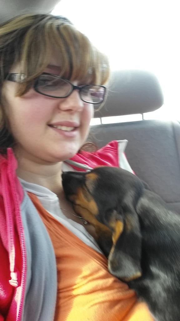 _SimpleMichaela's tweet image. Today I got a puppy and her name is lilly. 💙💚💛💜