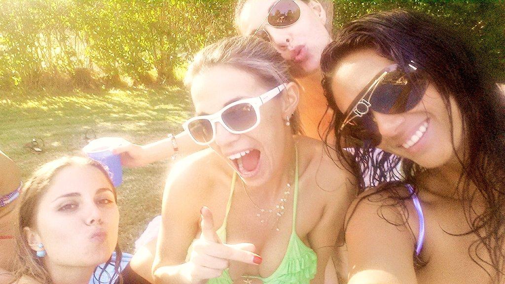 pamelafiera's tweet photo. Disfrutando con @viobacollection @PauBenedetto y faty davida http://t.co/XqBqbCXDY6