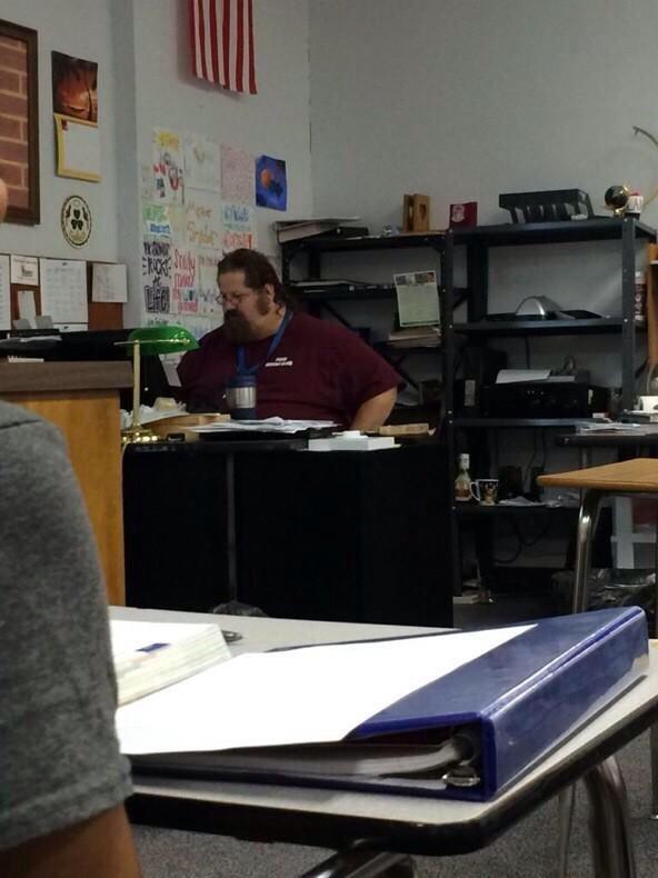 NiggazStruggles's tweet photo. Quand ton prof regarde le Facebook d'une meuf de ta classe et oublie que le rétro projecteur est allumé http://t.co/96qYYHq0qM