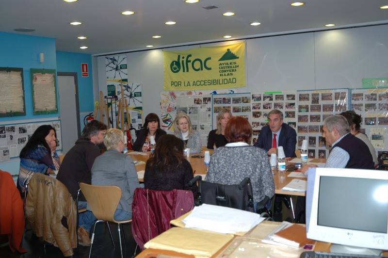 difac95's tweet photo. #DIFAC con los miembros del jurado del primer concurso de fotografia " EN FOCA LA disCAPACIDAD . http://t.co/ujvVLQTKWr