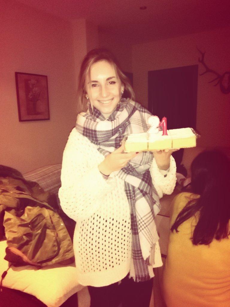 lorenaMB8's tweet photo. Si es que son las mejores sin duda. Regalo y sorpresa anticipada al 18🍰🎁 😍#osquieronenas❤ http://t.co/KW20ybMTK0
