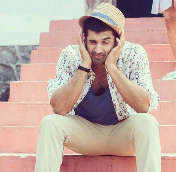 " And the clock strike 12...here wishing Aditya Roy Kapur a very happy birthday ! I Love you Baba 