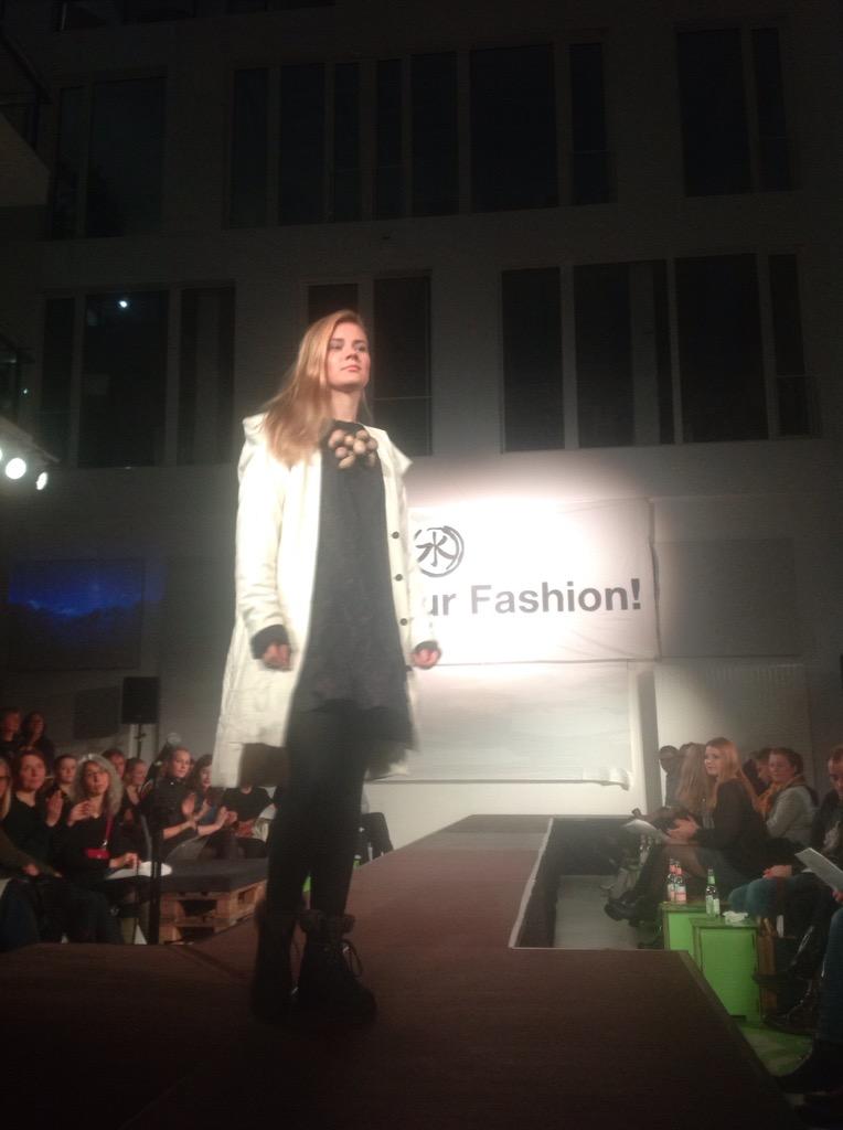 GreenpeaceHH's tweet photo. "Was sie macht, ist schon fast Performancekunst!"sagt Kirsten Brodde über @8arbara8runner #ecothical http://t.co/NNVpVpbucA