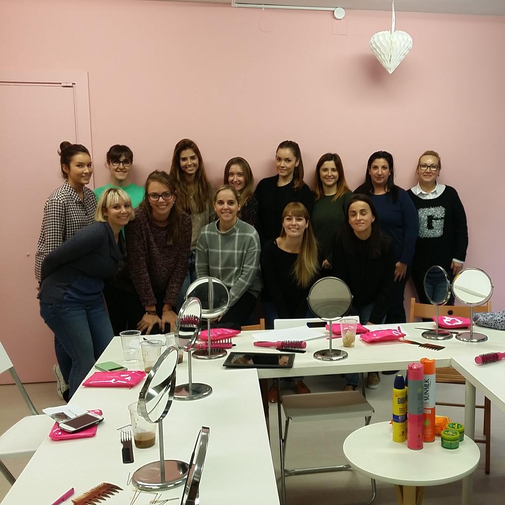 dianagali_'s tweet photo. #tallerdeautorecogidos terminados! con @barcelonette2 y @Dllanas http://t.co/DchAyatt4R