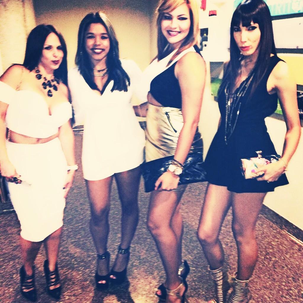 RayMarie3's tweet photo. #lastnight #friends #planbconcert @LoewHernandez @Arishad_Marie http://t.co/8TfUKeouaw