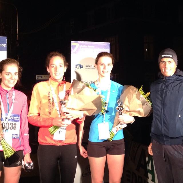 7heuvelenloop1's tweet photo. 3 zoenen van de Italiaan #Meucci voor de winnaressen! #7hl #nacht #hardlopen #Nijmegen http://t.co/OoWi9GsrIs