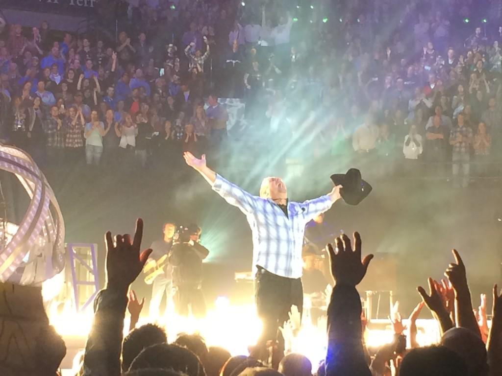 ohmelia's tweet photo. Still on a @garthbrooks high from last night! What an amazing entertainer. @xmaire http://t.co/e7f2CGjts1