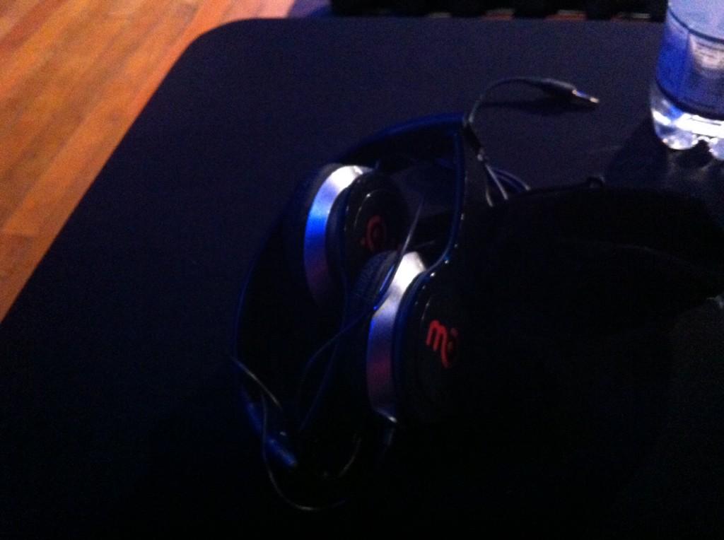 jorgegroove's tweet photo. Ganhei um fone de ouvido! Hehehe #intercon2014 http://t.co/mrUVkhHCcz