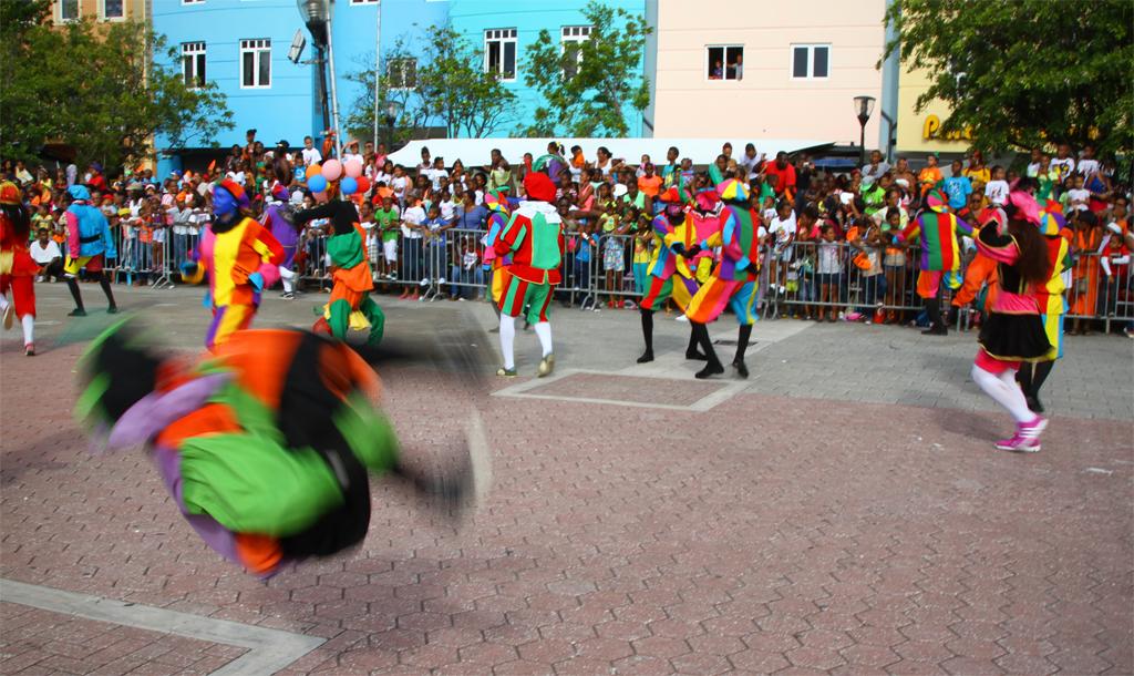 johnvandertol's tweet photo. Goed nieuws uit Curaçao! Geen aanhoudingen en geen discussie. Maar feesten, dansen én salto's #sinterklaas #curacao http://t.co/qZyM0hFLDB