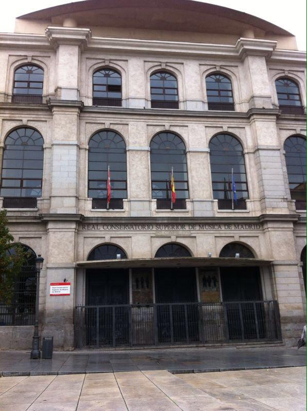 PipWhien's tweet photo. Collega-artiesten, ik wens jullie een spetterende avond vol entertainment toe in @jpcoen. Gr Pip hoav @hoav http://t.co/GYnEG9kEXG