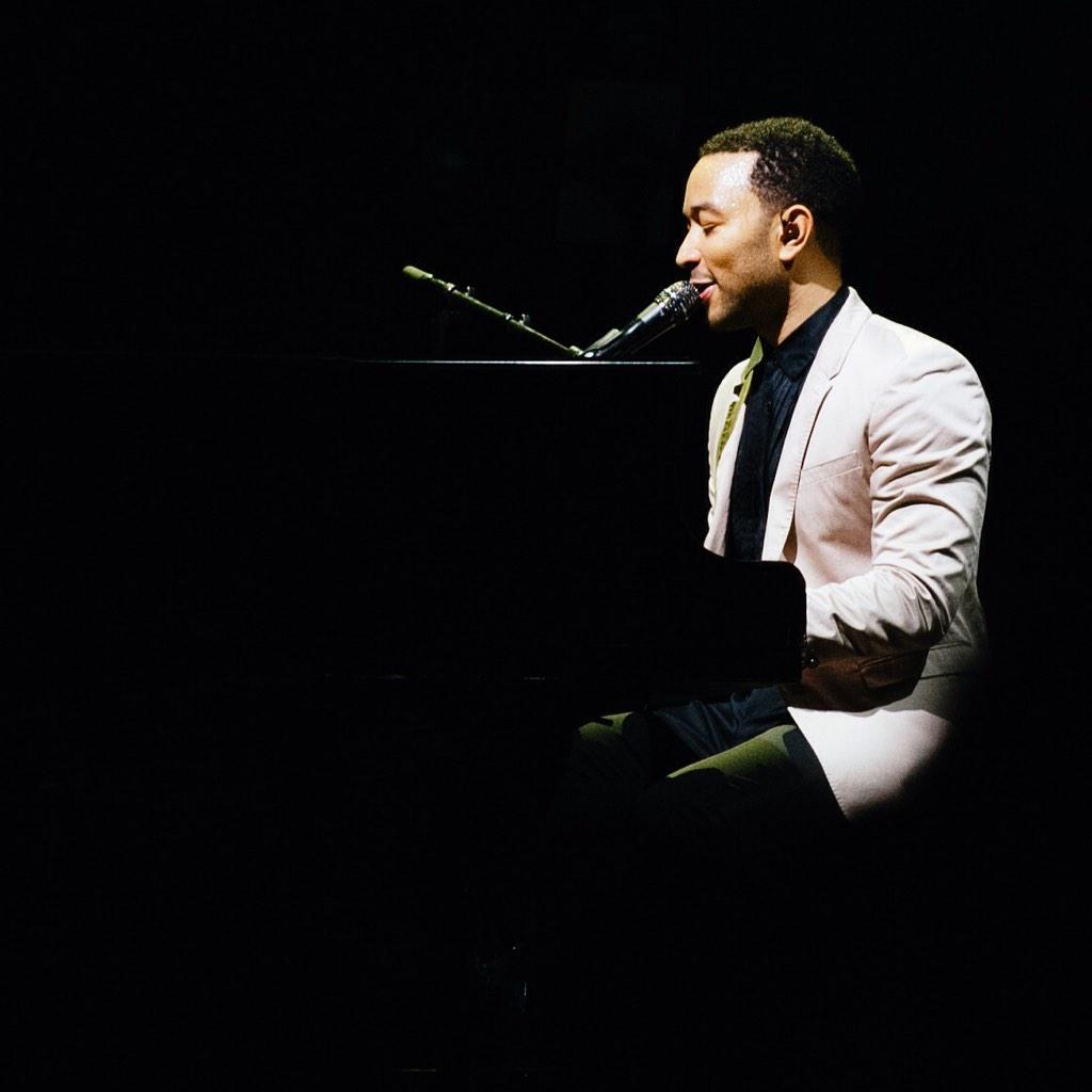 BigConcerts's tweet photo. ❤️ @JohnLegend giving all of himself to you, Cape Town! #AllOfMeTour #JohnLegendCPT http://t.co/dbEqWKF3ZA
