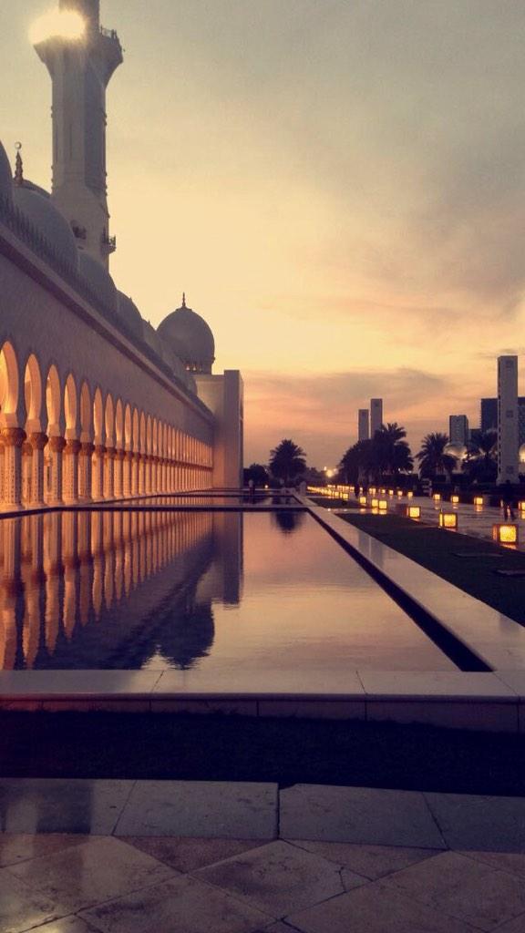 vortex_racing's tweet photo. #F1inSchoolsWF #InAbuDhabi #photooftheday @F1inSchoolsHQ !!! Sun setting at the Mosque today http://t.co/QGkoiEqkQl