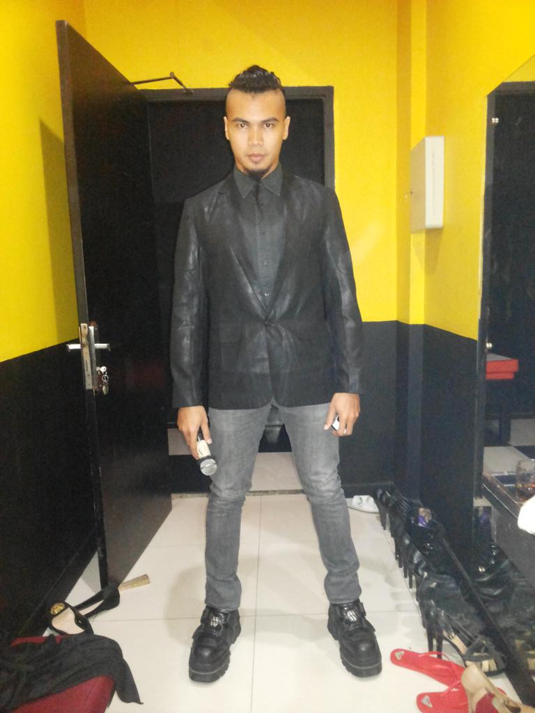 BUKANDHANI aka @bluegreenMr  on back stage.. <a href="/TeeboxCCPadang/">Tee box CC Padang</a>