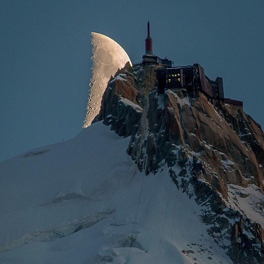 sebastienmontaz's tweet photo. Love that photo with the moon and Aiguille aligning.

by Patrick http://t.co/3kB1WeGoem