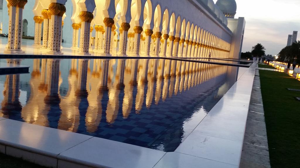 vortex_racing's tweet photo. #F1inSchoolsWF #InAbuDhabi #PhotoOfTheDay @F1inSchoolsHQ  #biggestcarpet #symmetry #Reflection #tourguideAbdullah http://t.co/tmbNahVlND