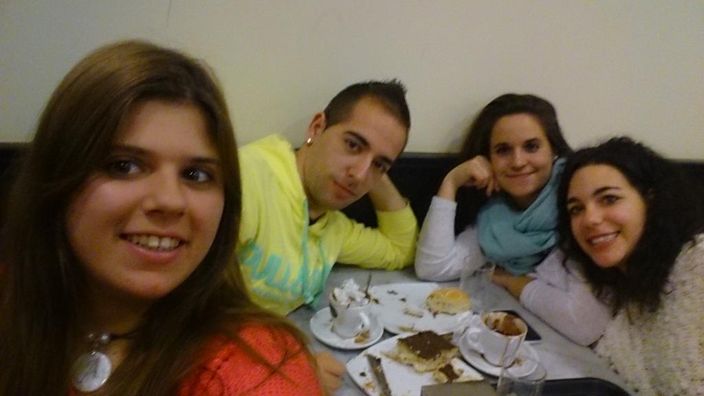 david_cubo's tweet photo. Buen tarde de risas con @NataliaZunigCal @AngelaEsteban_S @andrearuizpascu #Aroooo #AsíSi 😄😄😄😄 http://t.co/XP05MrOYFv