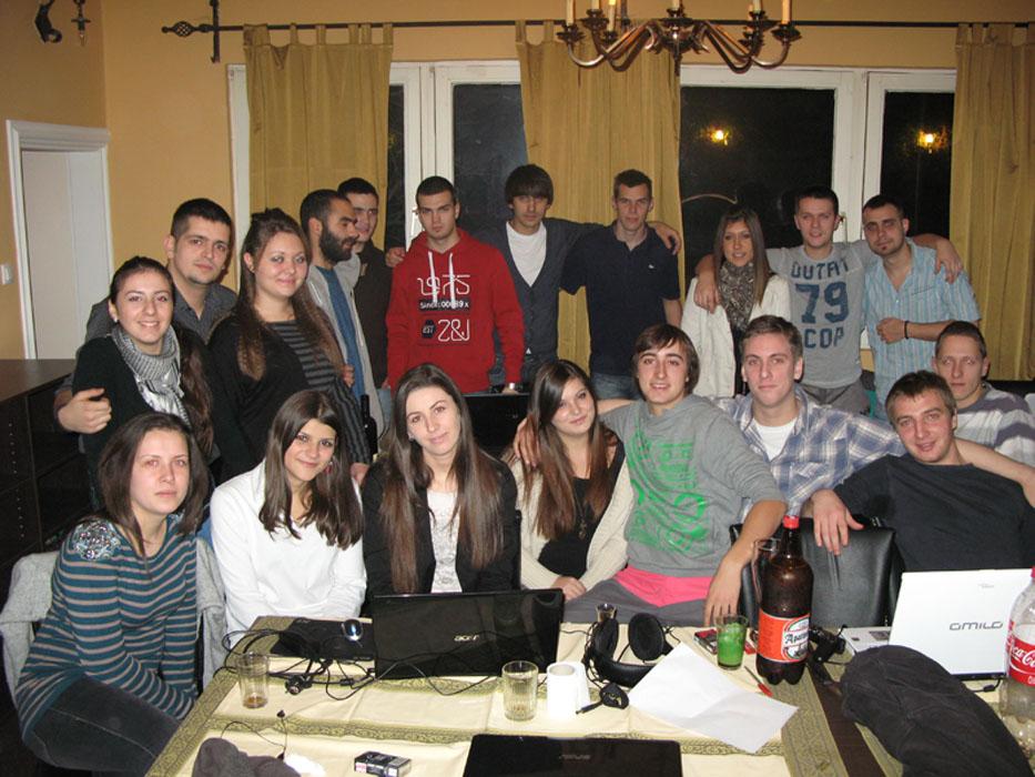 HOSTELOLDTOWN's tweet photo. STUDENTSKI SMESTAJ 90 EVRA MESECNO SA SVIM TROŠKOVIMA U TROKREVETNIM SOBAMA U CENTRU BEOGRADA. http://t.co/DRyEgzzFI0