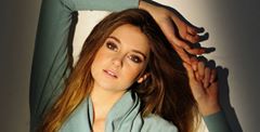Happy birthday to my best actress ever shes a best queen shailene woodley   for  