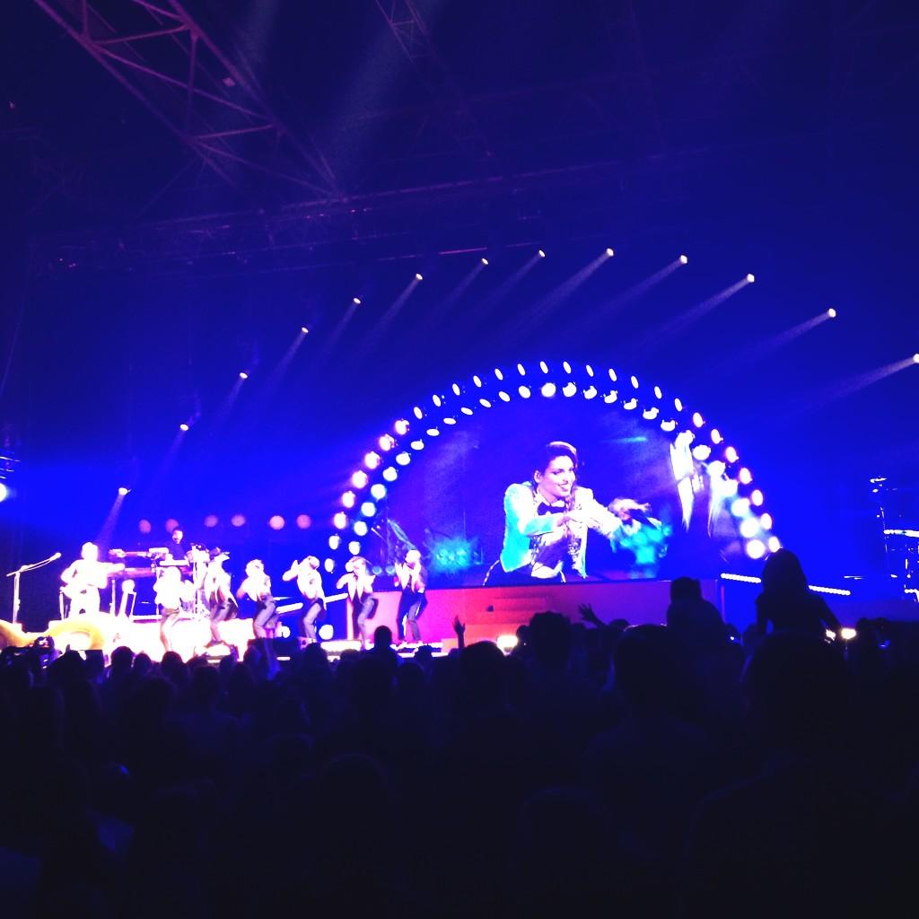 DecibelsProd_'s tweet photo. . @TalOfficial fan de Michael Jackson ! #ALinfiniTourDerniere http://t.co/3NzlhcNyaU