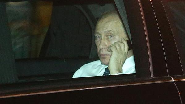 Обама и Кэмерон оба опоздали на полтора часа на встречу с Путиным. Карлик оба раза смиренно ждал.