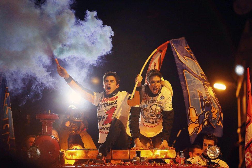 #motociclismo Cervera recibe a sus campeones, los hermanos Márquez #fotogaleria motor.as.com/motor/2014/11/…