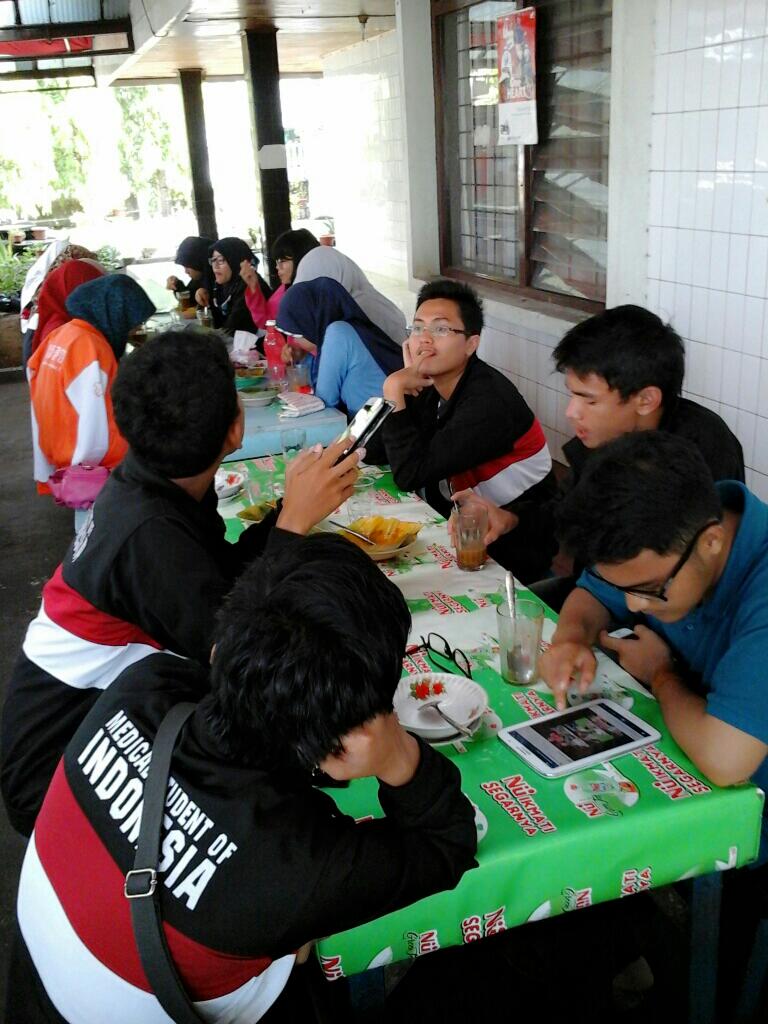 #LiveTweet makan-makan dan sesi ngobrol nih antar pejuang