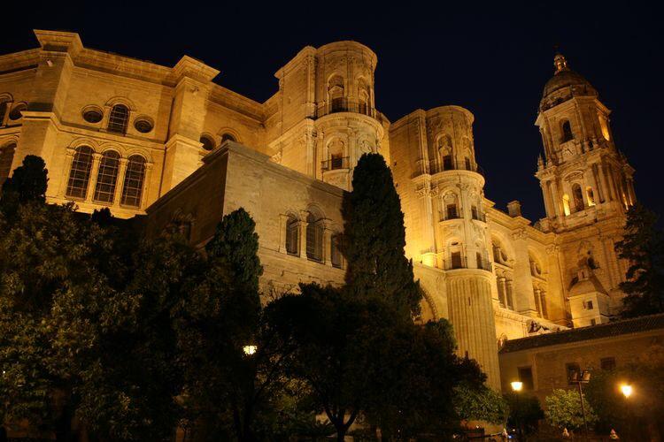 AleCarballoG's tweet photo. Piedras centenarias, centinelas en la noche, velando por el malagueño sin ningún reproche.
¡Buenas noches Málaga! http://t.co/8oKJUlOU1y