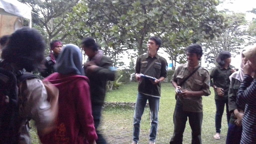 ConferenceUKF's tweet photo. Peserta komisi keanekaragaman hayati sedang persiapan pengamatan pagi #Conference2014 http://t.co/uJTXqVQrZG