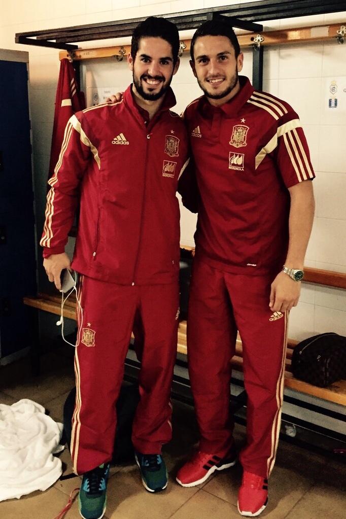Koke6's tweet photo. Con @isco_alarcon ¡¡¡Vaya golazo!!! Buen partido de toda la @SeFutbol. ¡Gracias Huelva por tanto cariño! http://t.co/qwojxz98JA
