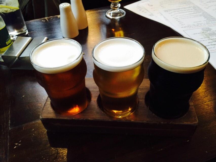 BazzaHards's tweet photo. #castleton what a place ! Walking, scenery, eating, AND a pub that sells you three beers together to try #bazzed http://t.co/irxpEEkuTE