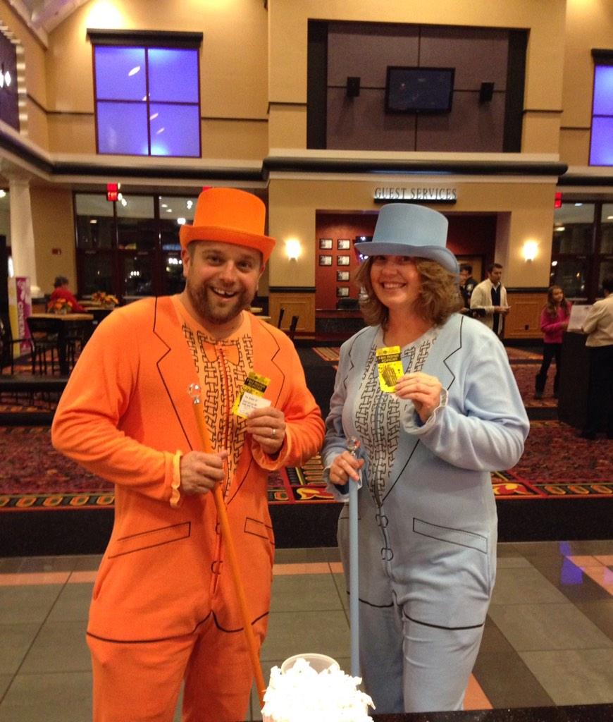 AprilBetsch's tweet photo. Manager gave us free popcorn for being so well dressed! #dumbto #AskDumbTo  @Jeff_Daniels @JimCarrey @DumbTo http://t.co/NfGLSawz80