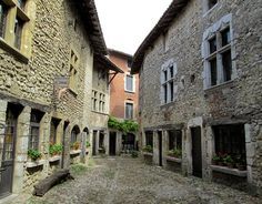 travelwires's tweet image. Watch: Perouges - me Watch: Perouges - medieval town in Rhône-Alpes, Lyon, France destinations-for-...