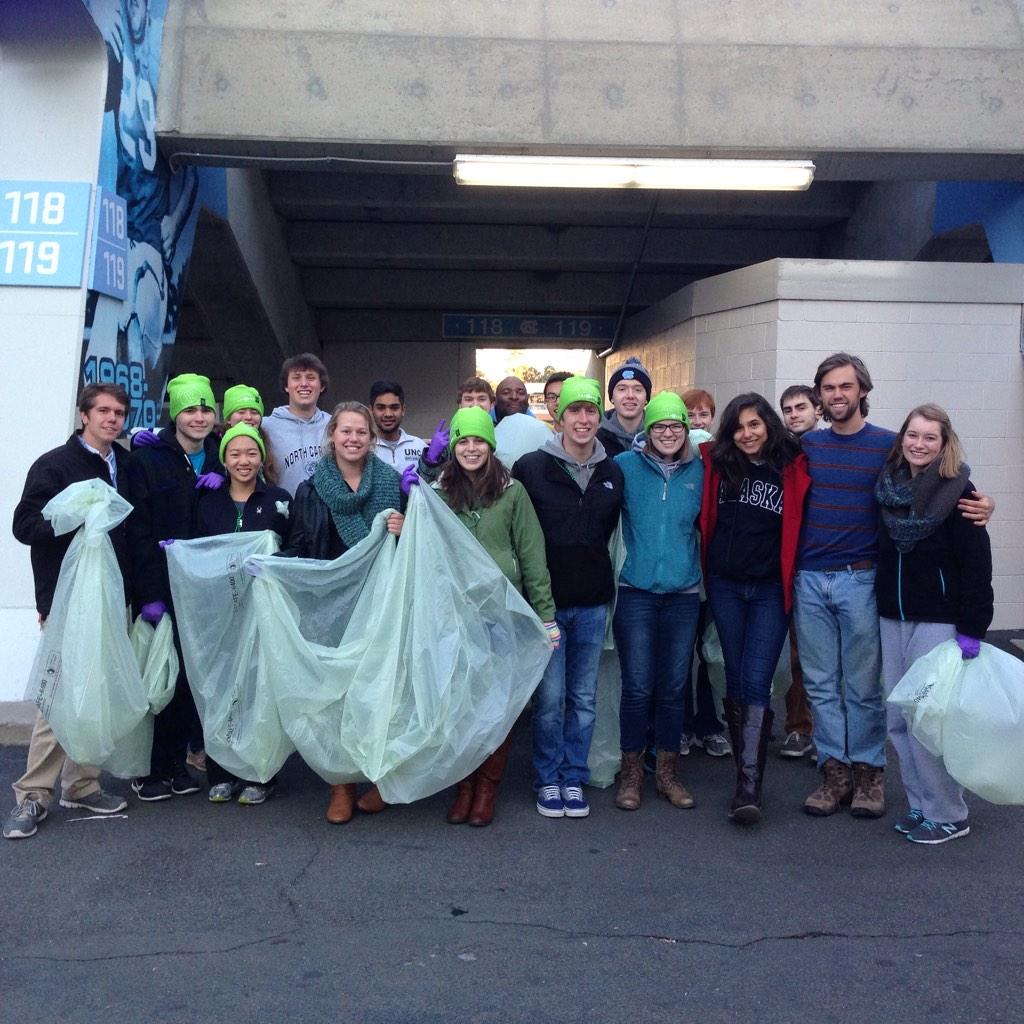unc_eac's tweet photo. Huge thanks to our post game clean up volunteers! #compost #recycle http://t.co/buL0Au4qT7