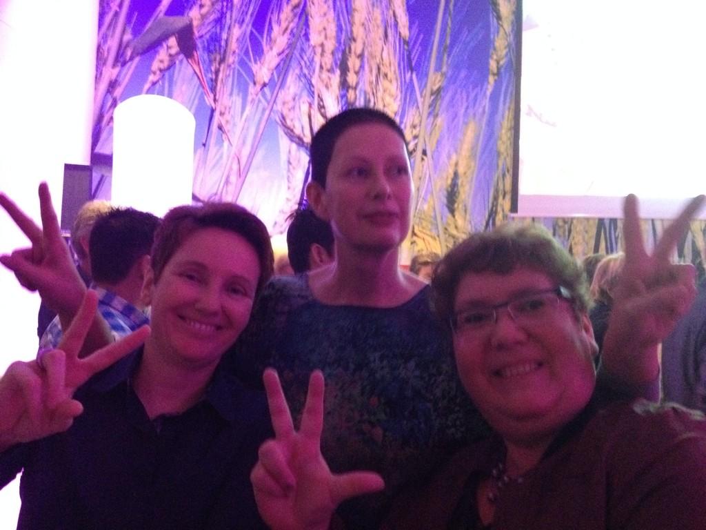 smeetd1's tweet photo. @smeetd1: De 3 dames van 'vloer 3' genieten van het feest #openuni30 http://t.co/2YPFj5f1pA
