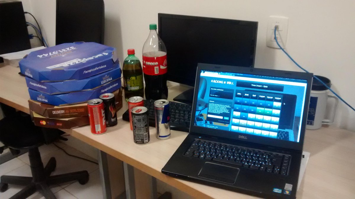 INSERTuece's tweet image. E lá vamos nós entrando a noite com o #hnr4. Obrigado a #morphus pelas pizzas e energéticos