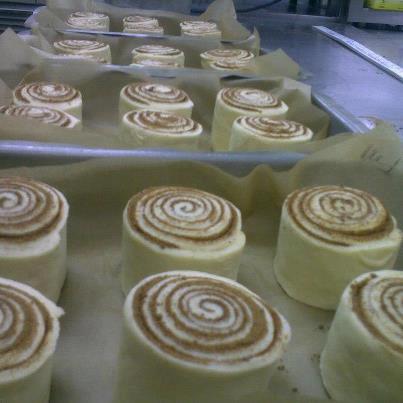 CinnabonCanada's tweet photo. Malls were super busy today..lots of Santa arrivals & parades... #Jollybon starts now Yippeeeee http://t.co/ltgZGnMGxQ