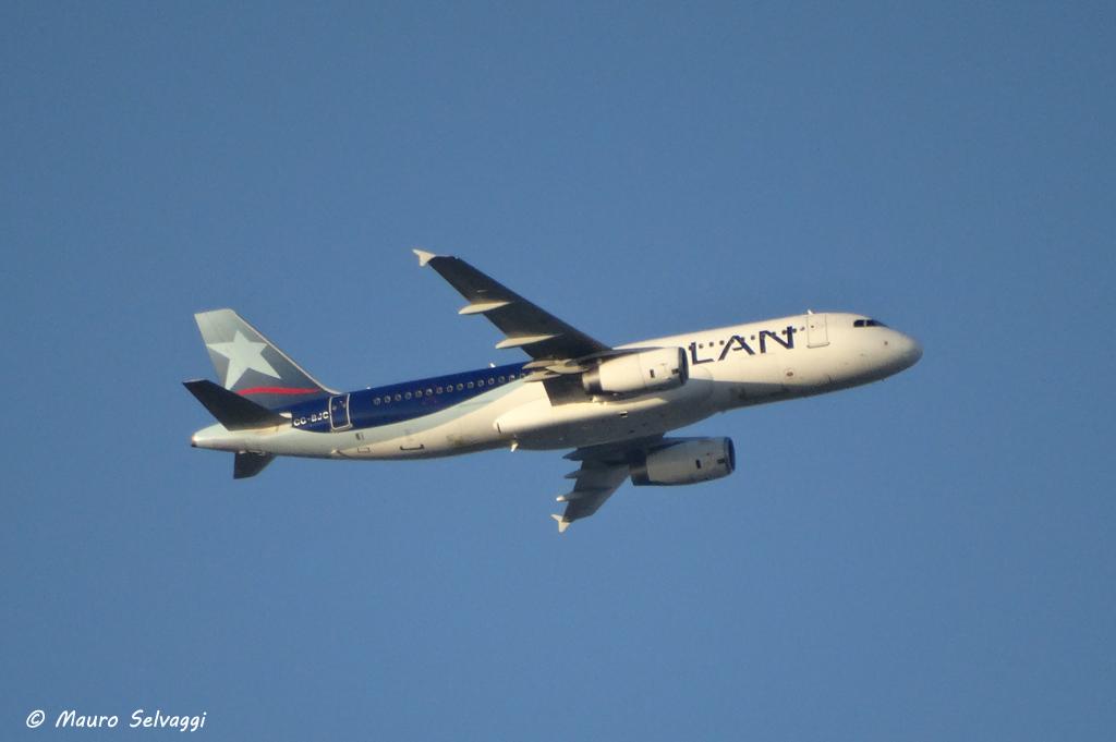 maselvaggi's tweet photo. Le devuelvo la gentileza a mi Amigo @rlasgalaxias CC-BJC @LAN_ARG #FansLAN #SpottersLAN http://t.co/VWX8VsYxUD