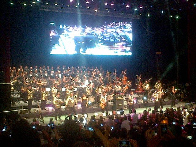 carlos_linares's tweet photo. Con entrada espectacular hace su aparición La Orquesta Sinfónica de la BUAP con @angelesazulesmx @ccubuap #OSBUAP http://t.co/jWIWrNWYC7