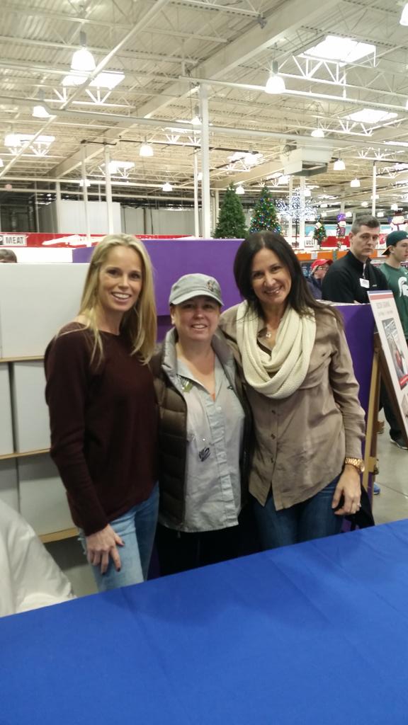 RVrieling's tweet photo. Book signing today at Costco my wife got the first book @PhillipsErin @Foodthought thanks very much #ultimatecookbook http://t.co/PRw8Xdh1Ss